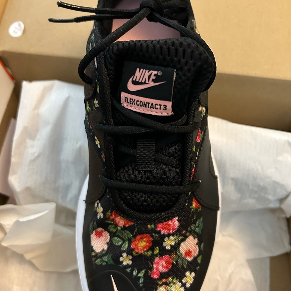 Nike Big Girls 5.5 or Women’s 7.5 Black Floral Sneakers NIB